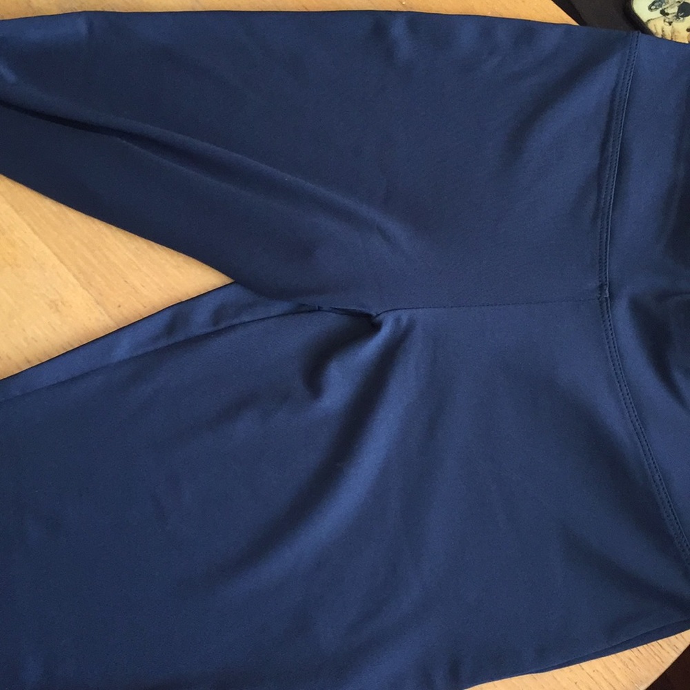 Workout bundle! One bra, one shorts, two pants - Picture 8 of 8